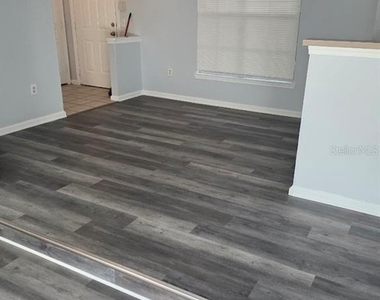 9401 Crescent Loop Circle - Photo Thumbnail 4