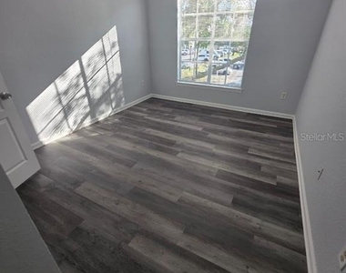 9401 Crescent Loop Circle - Photo Thumbnail 3