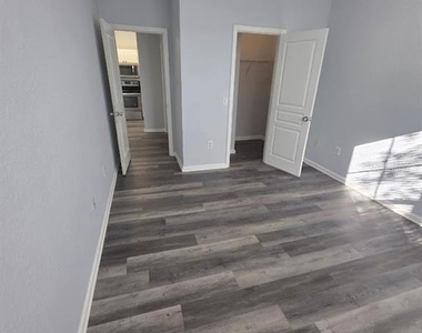 9401 Crescent Loop Circle - Photo Thumbnail 10