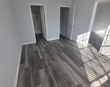 9401 Crescent Loop Circle - Photo Thumbnail 9