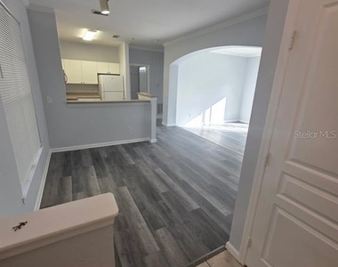 9401 Crescent Loop Circle - Photo Thumbnail 12
