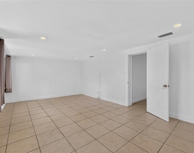 1005 E Flora Street - Photo Thumbnail 50