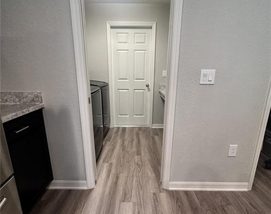 6911 Gideon Cir - Photo Thumbnail 12