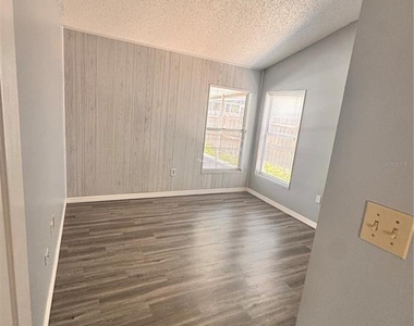 2070 Sarah Louise Drive - Photo Thumbnail 29