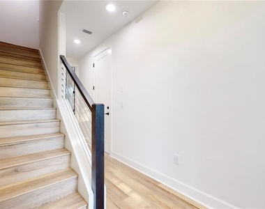 1520 N Pierce Street - Photo Thumbnail 8