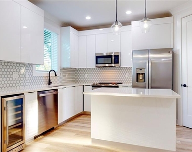 1520 N Pierce Street - Photo Thumbnail 9