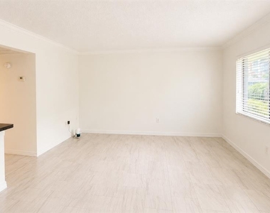 120 Blue Point Way - Photo Thumbnail 3