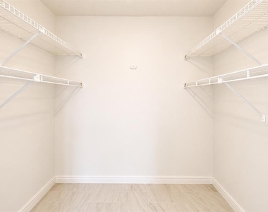 120 Blue Point Way - Photo Thumbnail 8