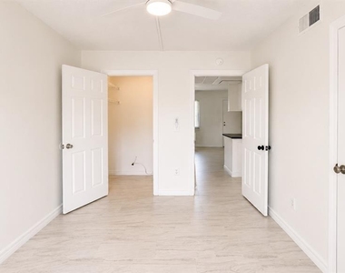 120 Blue Point Way - Photo Thumbnail 12