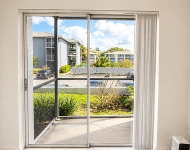 120 Blue Point Way - Photo Thumbnail 11