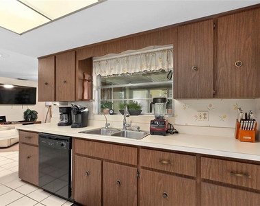1435 Paula Drive - Photo Thumbnail 4