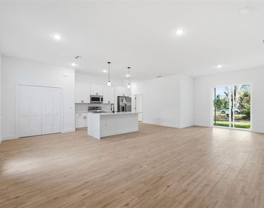 2652 W Paragon Lane - Photo Thumbnail 9