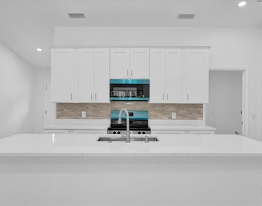 300 Cherokee Avenue - Photo Thumbnail 5