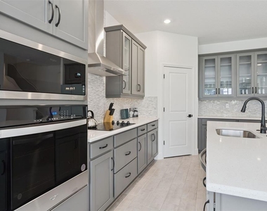 2025 Axel Street - Photo Thumbnail 9