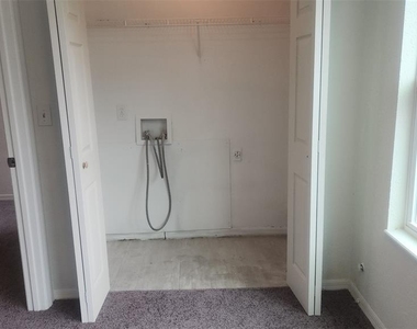 5713 Gatlin Avenue - Photo Thumbnail 11