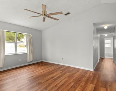 301 S Capen Ave - Photo Thumbnail 4