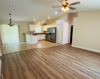 200 Breakwater Street Se - Photo Thumbnail 2