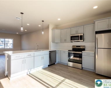 1411 Greenview Drive - Photo Thumbnail 8