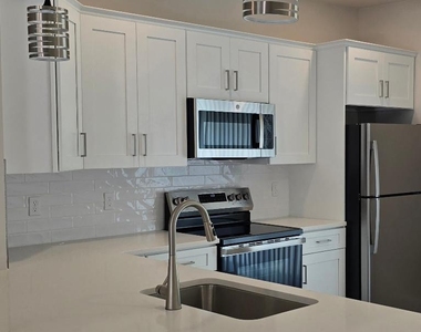 1411 Greenview Drive - Photo Thumbnail 7
