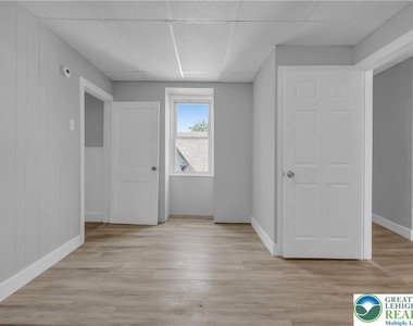 149 W Ridge Street W - Photo Thumbnail 7