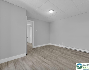 149 W Ridge Street W - Photo Thumbnail 6