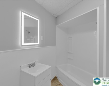 149 W Ridge Street W - Photo Thumbnail 3