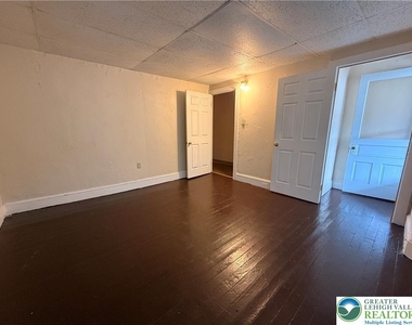213 E Bertsch Street - Photo Thumbnail 12