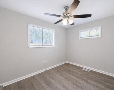 2146 Brookview Drive - Photo Thumbnail 7