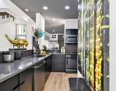 752 Moreland Avenue Se - Photo Thumbnail 2
