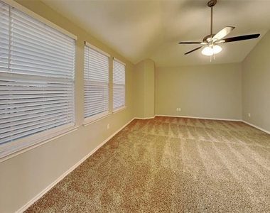 534 Hickory Lane - Photo Thumbnail 5