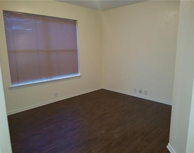 307 Waterford Drive - Photo Thumbnail 5