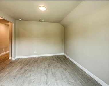 1513 Elizabeth Street - Photo Thumbnail 4