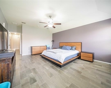 8900 Devonshire Drive - Photo Thumbnail 10