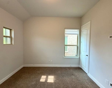 302 Julia Lane - Photo Thumbnail 24