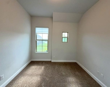 302 Julia Lane - Photo Thumbnail 23