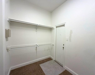 302 Julia Lane - Photo Thumbnail 13