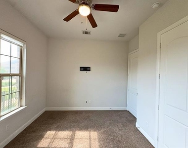 302 Julia Lane - Photo Thumbnail 19
