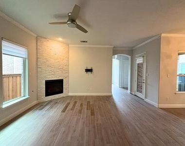 302 Julia Lane - Photo Thumbnail 2