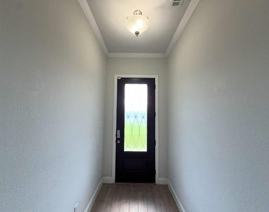 302 Julia Lane - Photo Thumbnail 1