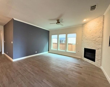 302 Julia Lane - Photo Thumbnail 4