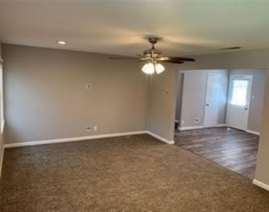 2117 N Hickory Street - Photo Thumbnail 4