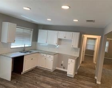 2117 N Hickory Street - Photo Thumbnail 6