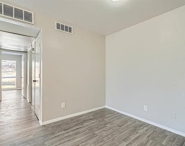 3504 Fawn Valley Drive - Photo Thumbnail 4