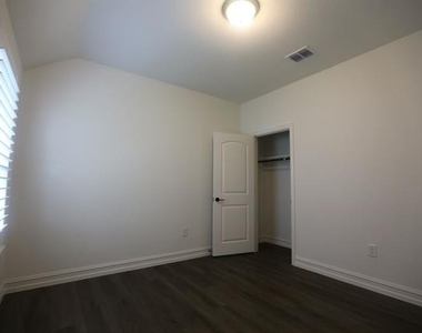 3412 Marginal Drive - Photo Thumbnail 6