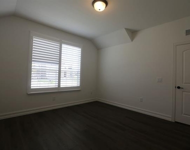 3412 Marginal Drive - Photo Thumbnail 4