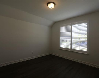 3412 Marginal Drive - Photo Thumbnail 2