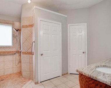 3912 Blue Pond Circle - Photo Thumbnail 7