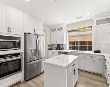 7114 Fieldstone Drive - Photo Thumbnail 6