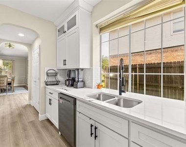 7114 Fieldstone Drive - Photo Thumbnail 8