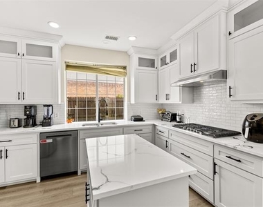 7114 Fieldstone Drive - Photo Thumbnail 7